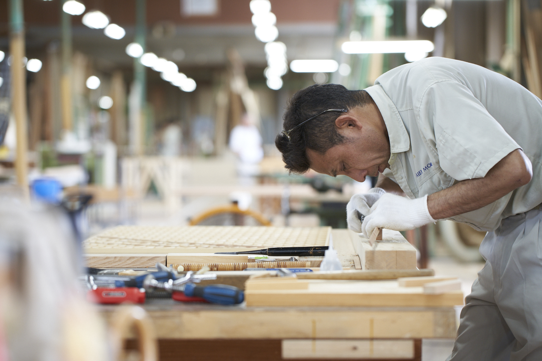大栄木工の職人による製作風景