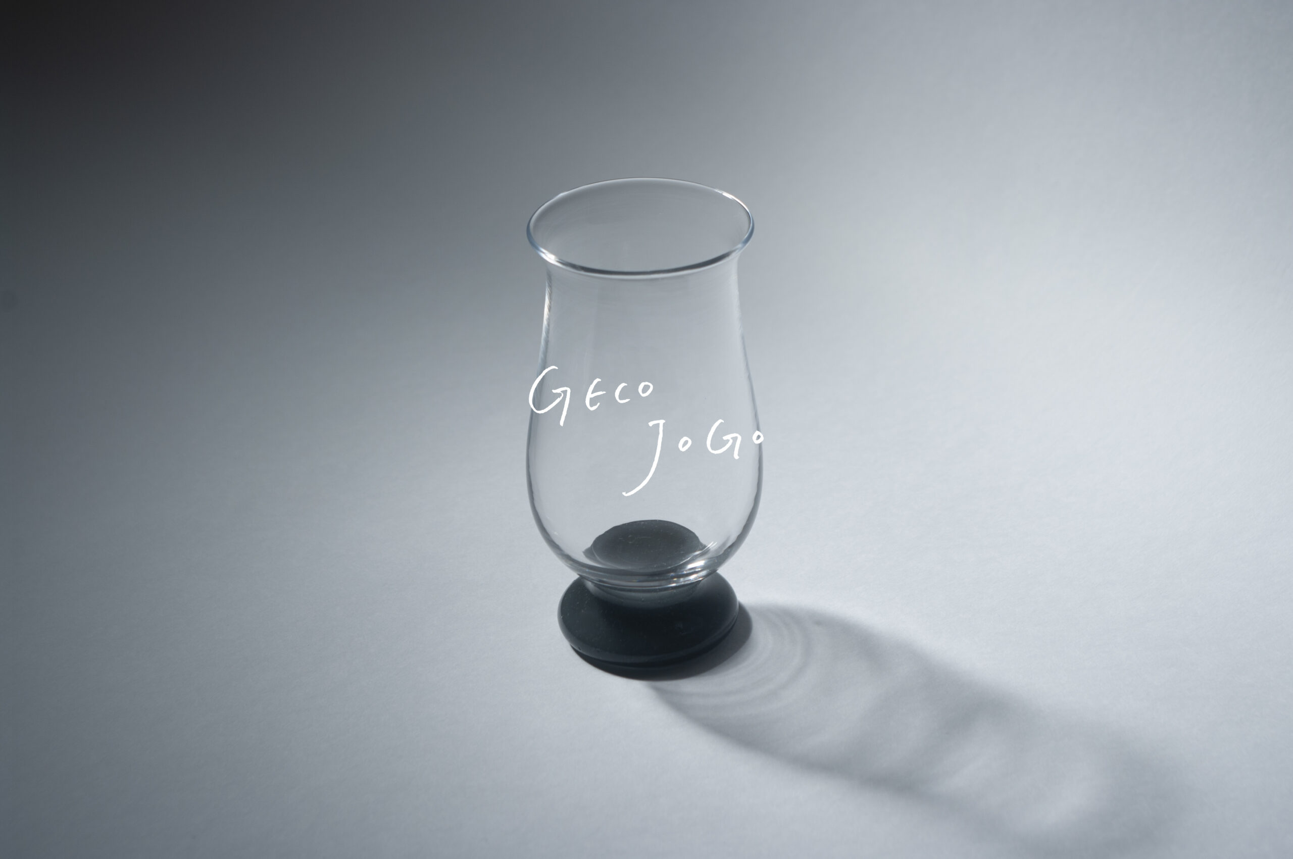 脚付きの美しいフォルムの酒器「Jogo」