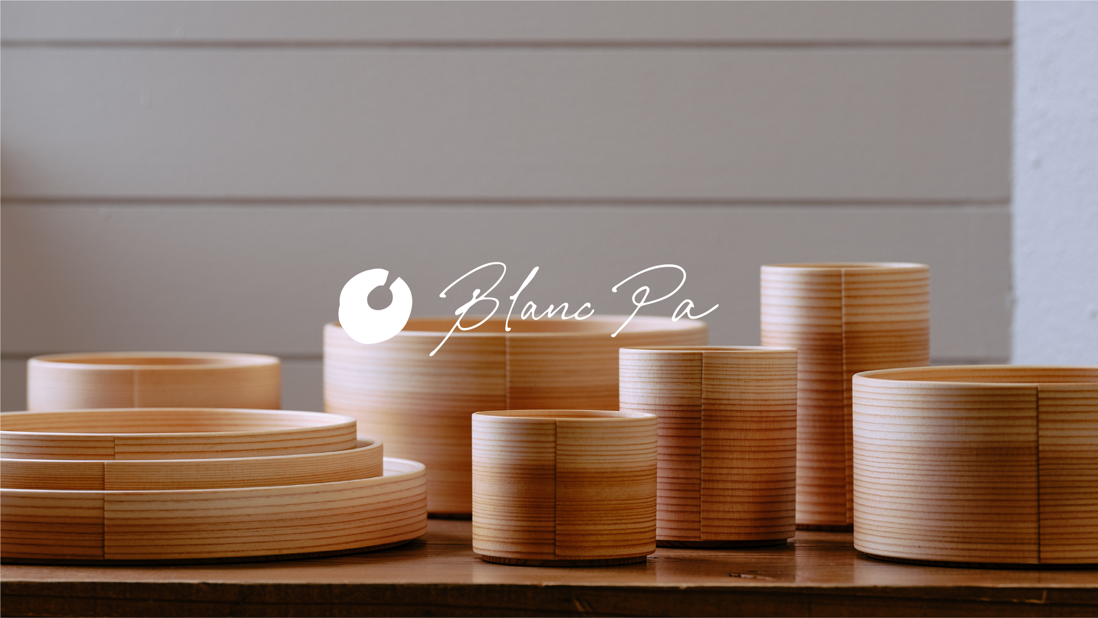 Blanc Paのロゴと、色のグラデーションが美しい曲げわっぱの木地