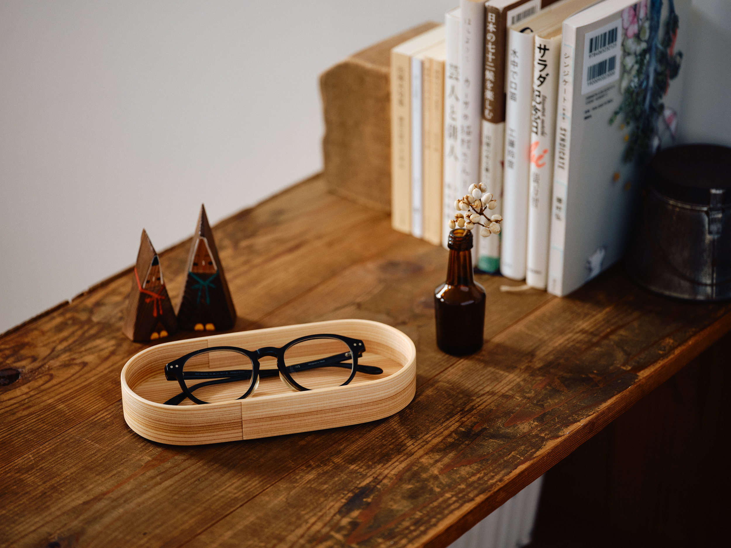 眼鏡を置いたBlanc Paのトレイ、暮らしの道具としての佇まい