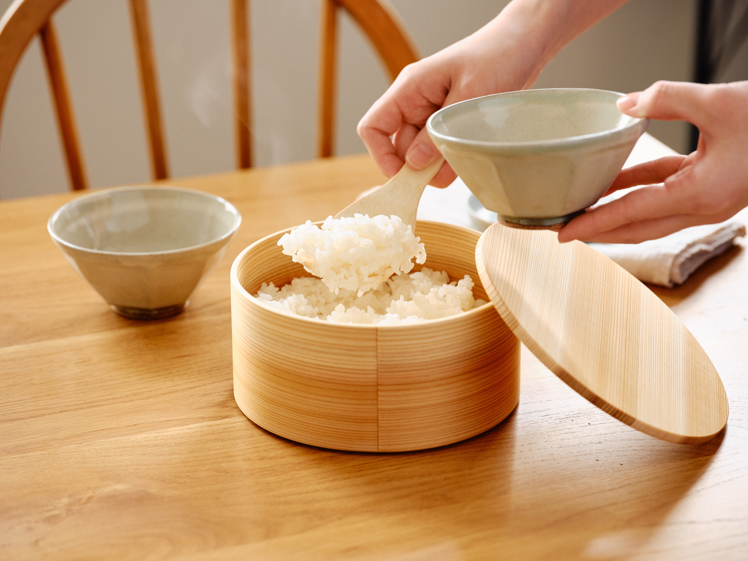 Blanc Paの器に炊きたてのご飯をよそう手元