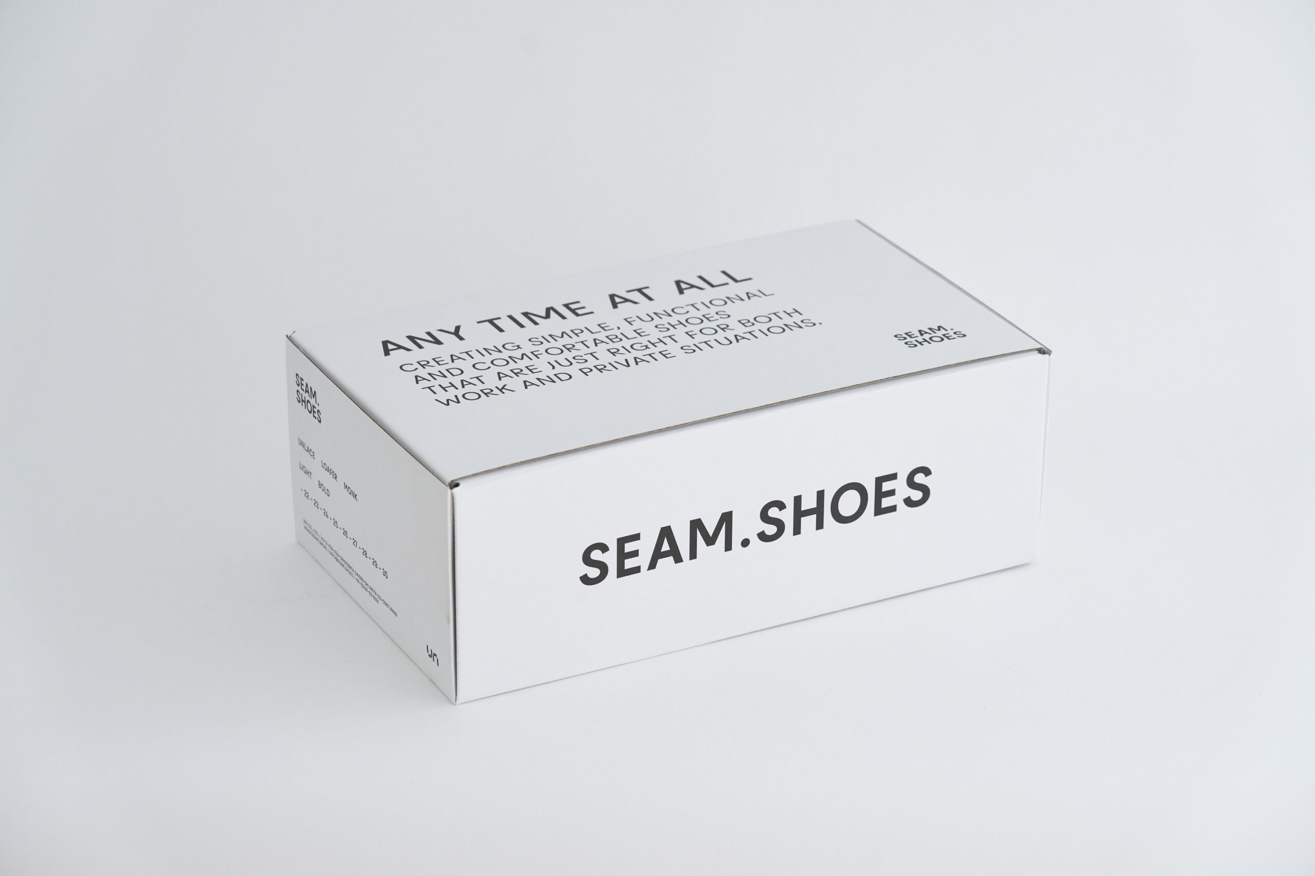 白背景に置かれた「SEAM.SHOES」のパッケージボックス