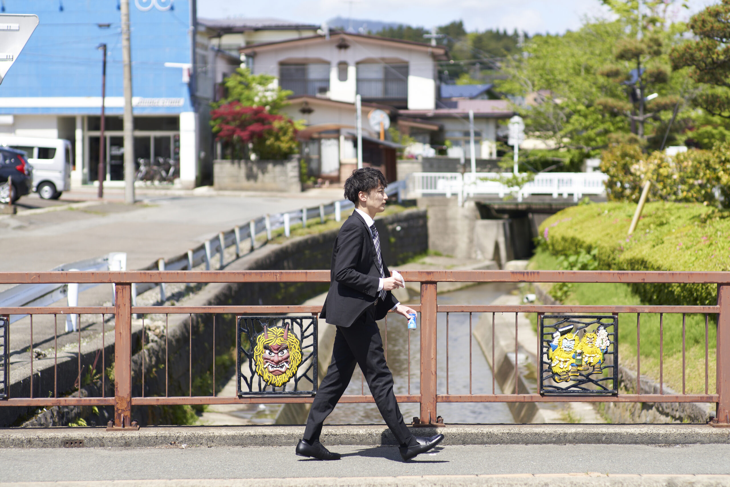 秋田県の街並みを歩きながらSEAM.SHOESを履いている様子