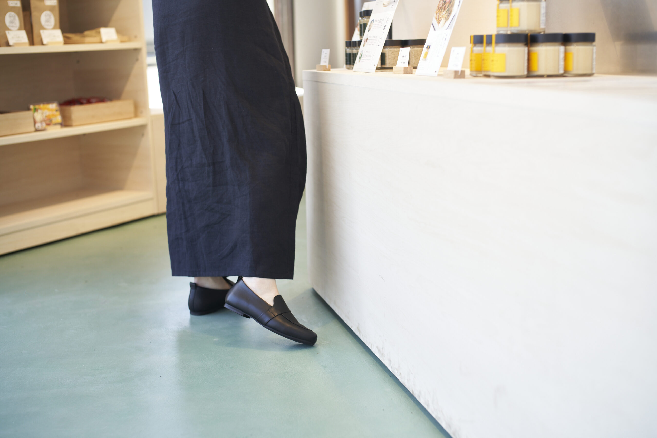 店内でSEAM.SHOESの靴を履いた様子