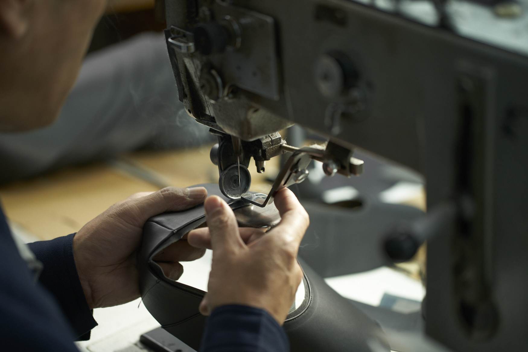 職人の手による靴の縫製作業