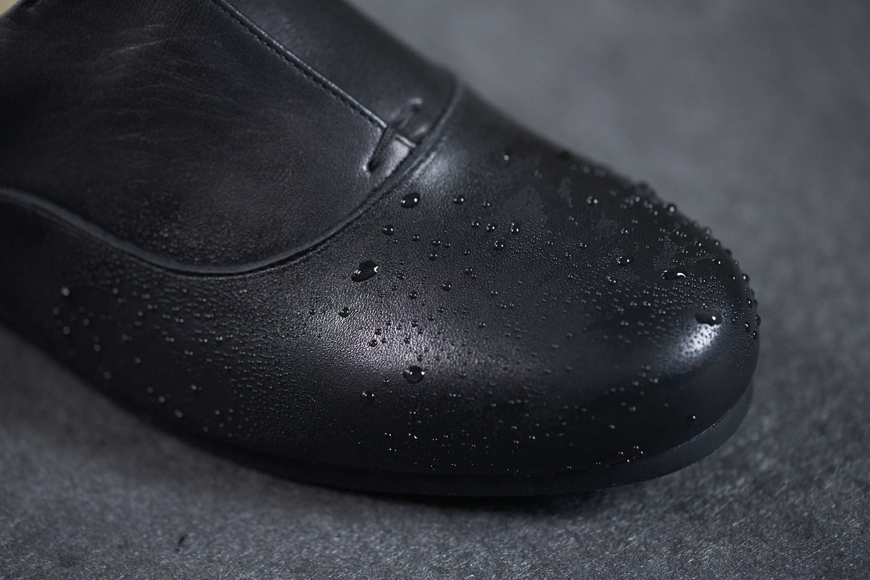 使い込まれた質感のある黒革靴のディテール