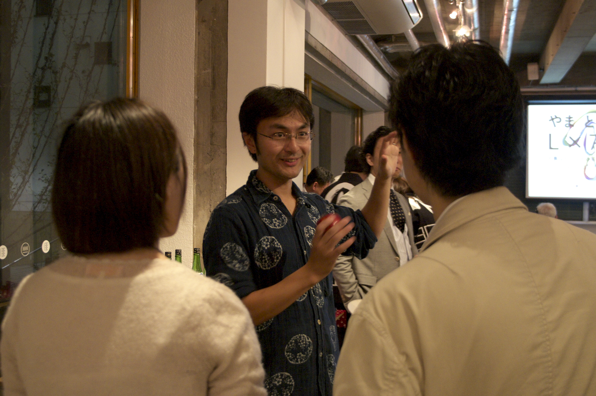 手を挙げながら会話を弾ませる参加者