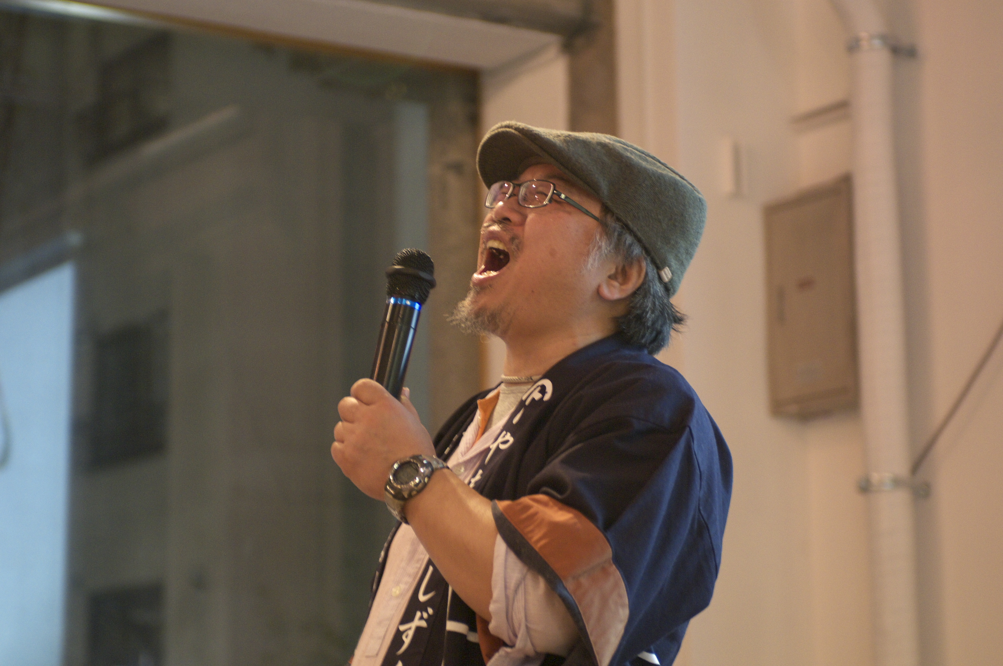 「秋田酒屋唄」を熱唱するアキモト酒店・秋元氏